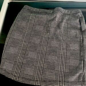 Girls black and white elastic skirt, small